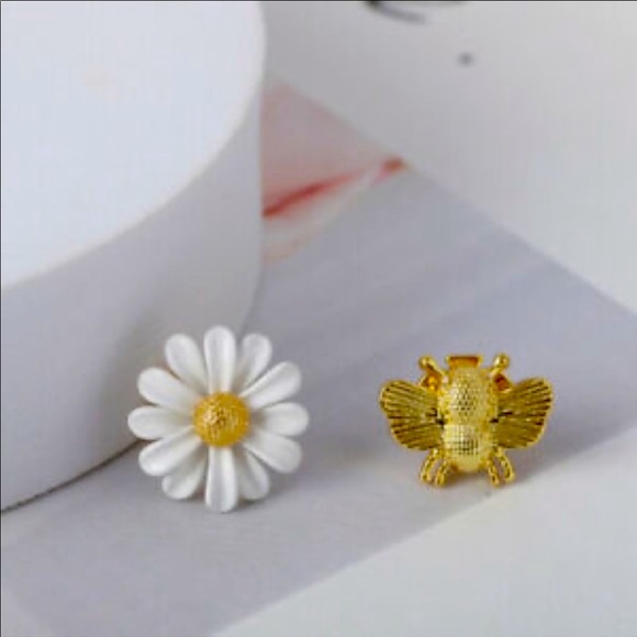 Kate Spade All Abuzz Bee Daisy Stud Earrings